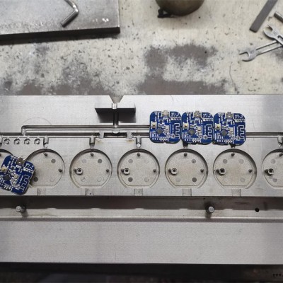 藍牙PCB線路板低壓注塑模具,，膠料