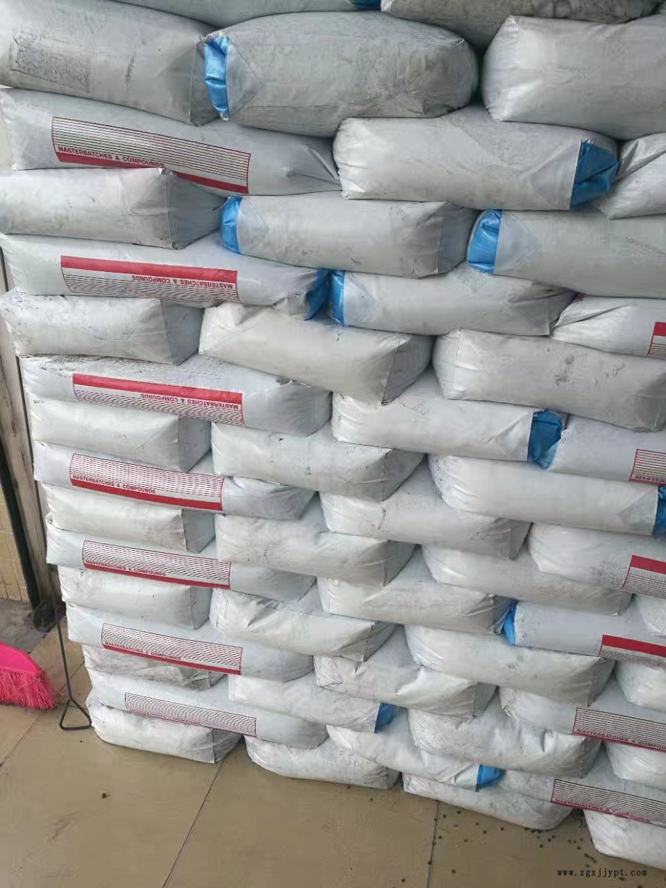 pp塑料黑色 母粒 高濃度高光亮通用塑料填充母料注塑色母粒示例圖3
